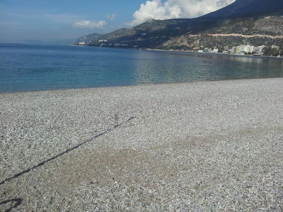 Cozy Seaside Apartment Loutraki Esterno foto